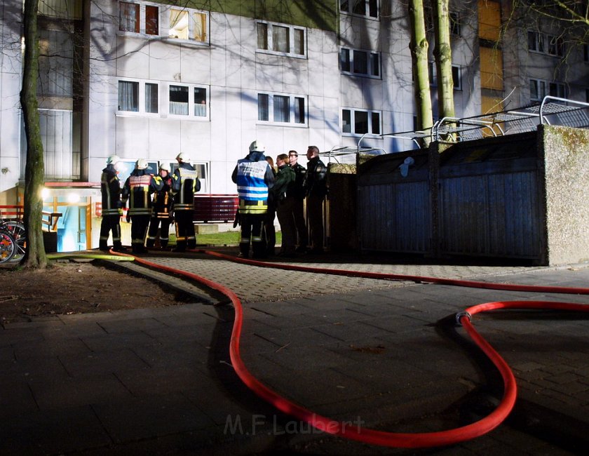 Feuer 3 Kellerbrand Koeln Ostheim Gernsheimerstr P34.JPG